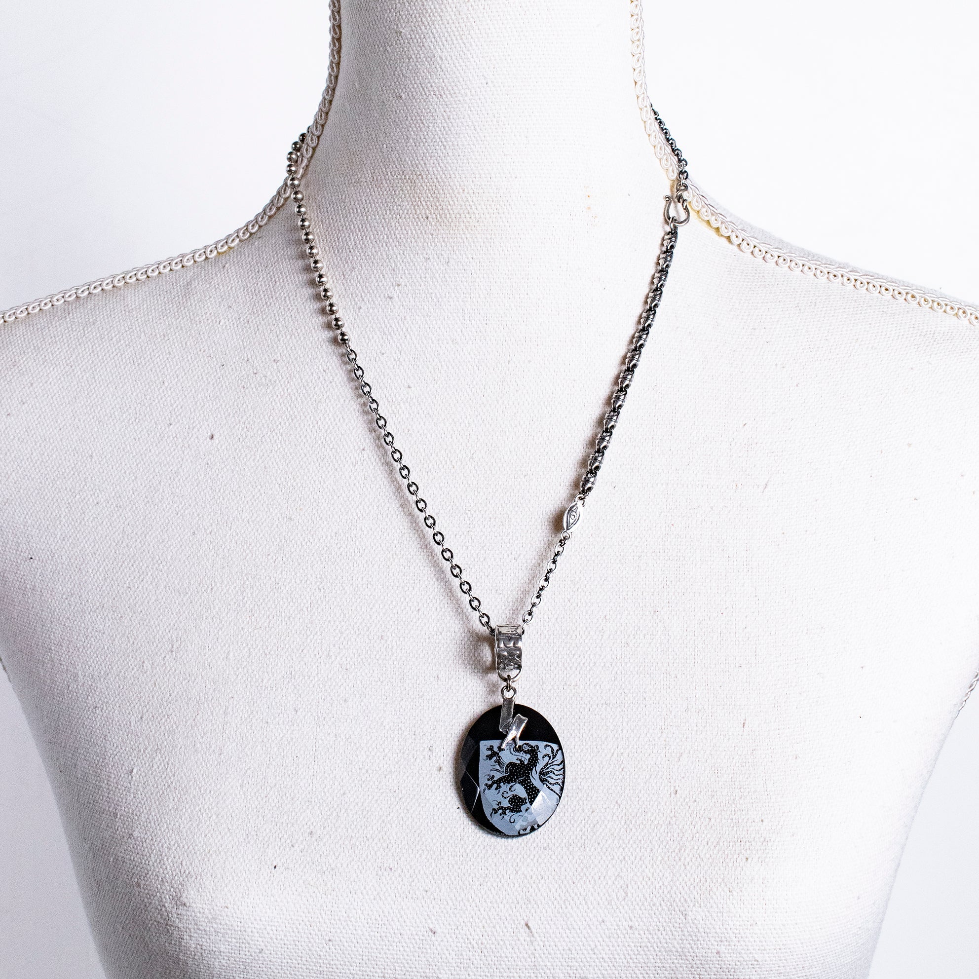 Engraved Faceted Onyx Lion Pendant – Sterling Silver – Gem Kingdom