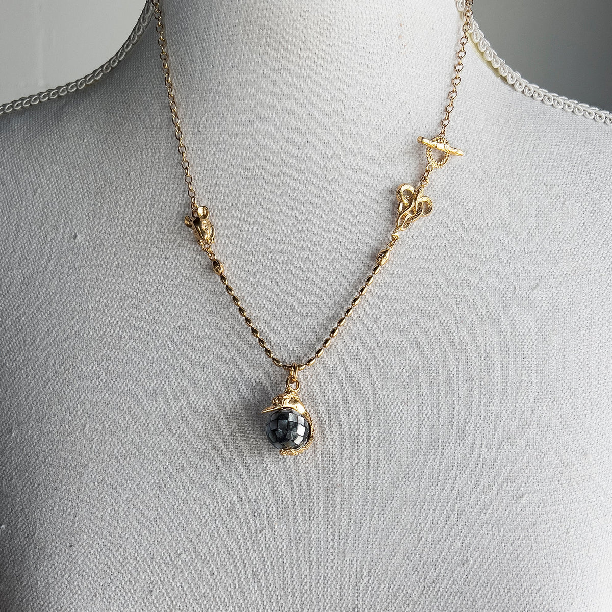 Swan Necklace Black – 18k Gold Plated – Gem Kingdom