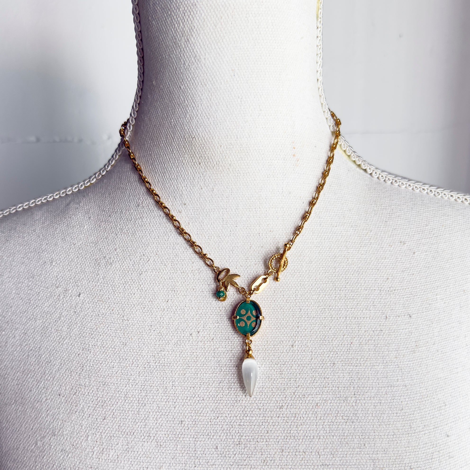 Green Intaglio Pendant Textured Link Necklace – Gold Plated – Gem Kingdom