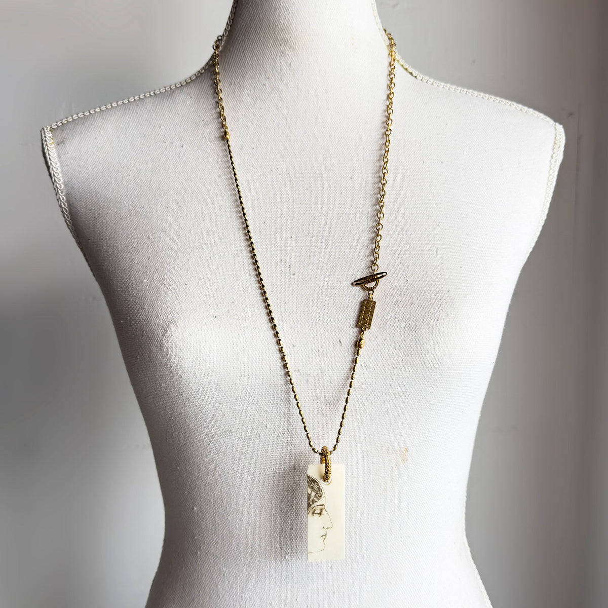 Face And Spiral Necklace White – 18k Gold Plated – Gem Kingdom