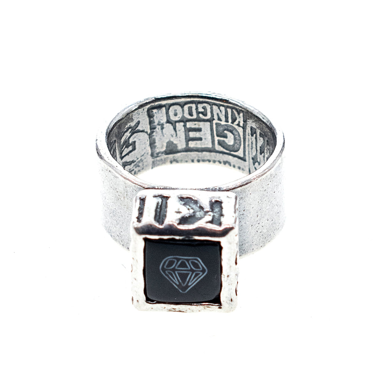 Rebel Rebel Brede Ring Met Gegraveerde Onyx – Sterling Zilver – Gem Kingdom
